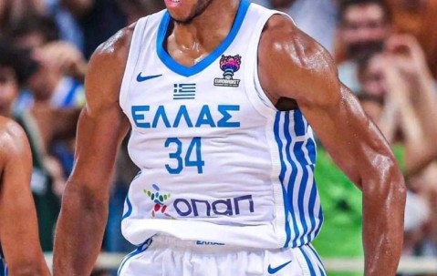 南宫娱乐-包含字母哥回归赛场，高光表现首场状态亮眼，TL观众沸腾！的词条